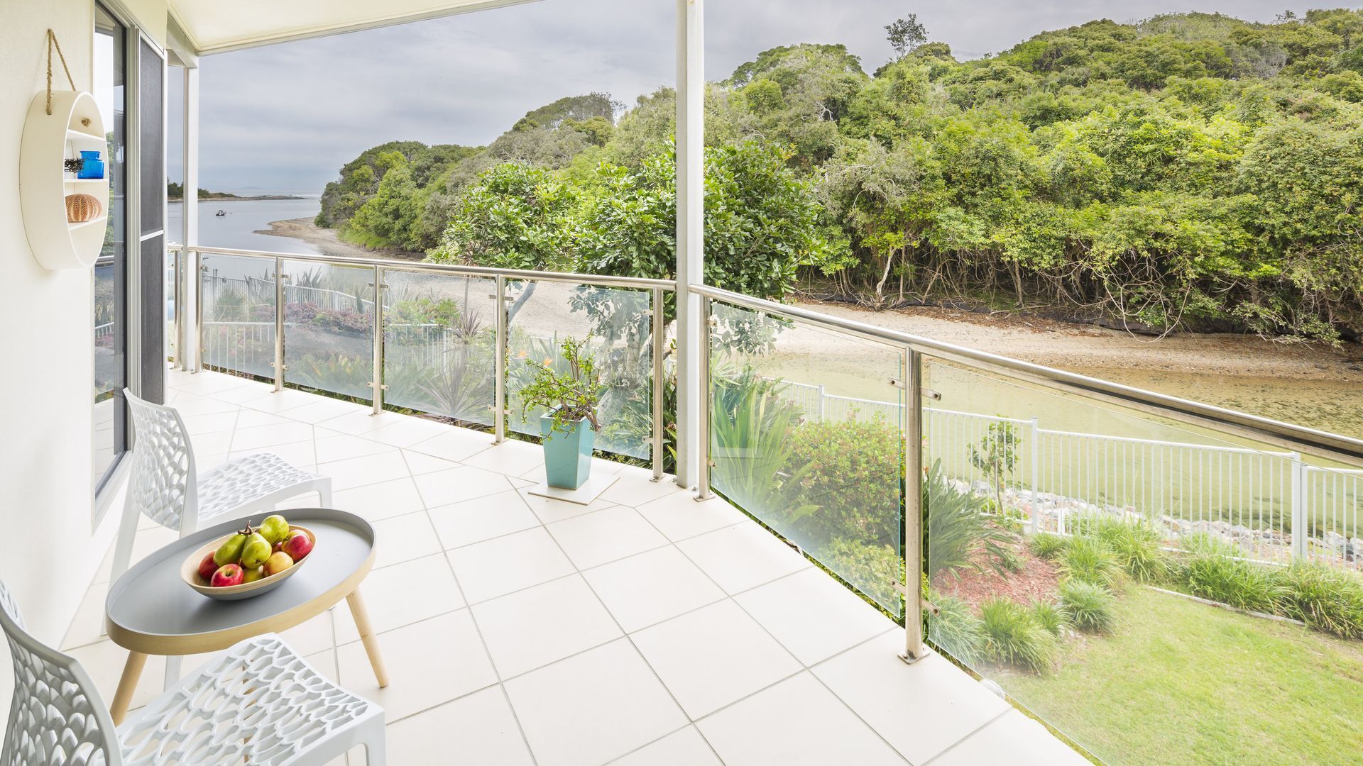 Creekside apartment - Lovely water views