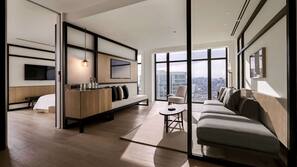 Hypo-allergenic bedding, minibar, in-room safe, desk