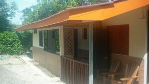 Escritorio, wifi gratis, ropa de cama y acceso en silla de ruedas