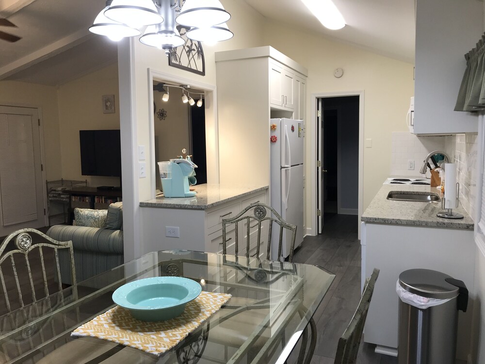 3 Bedroom plus convertible bed, 2 Bath, Pet Friendly, Sleeps 9
