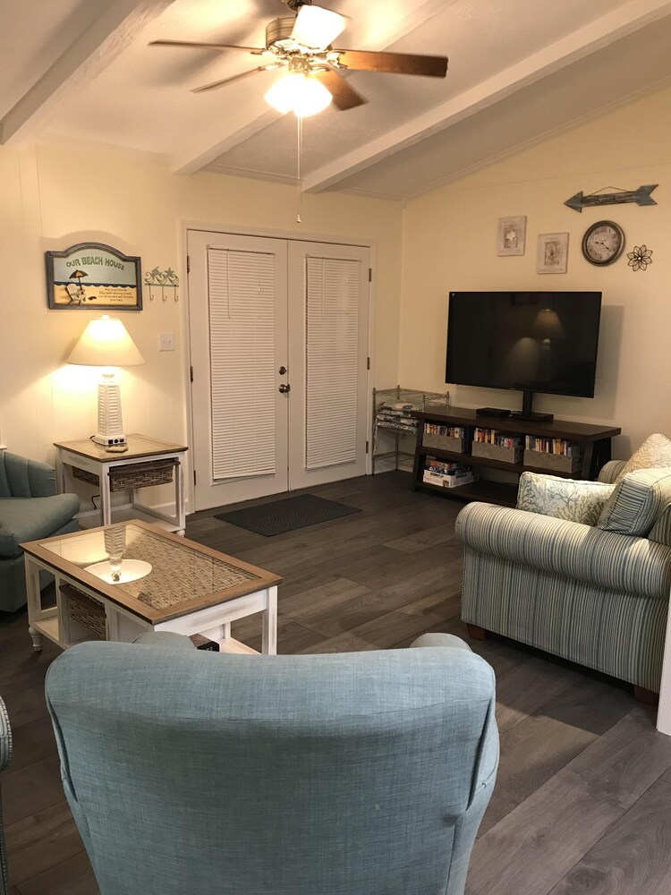 3 Bedroom plus convertible bed, 2 Bath, Pet Friendly, Sleeps 9