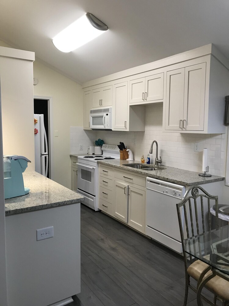 3 Bedroom plus convertible bed, 2 Bath, Pet Friendly, Sleeps 9