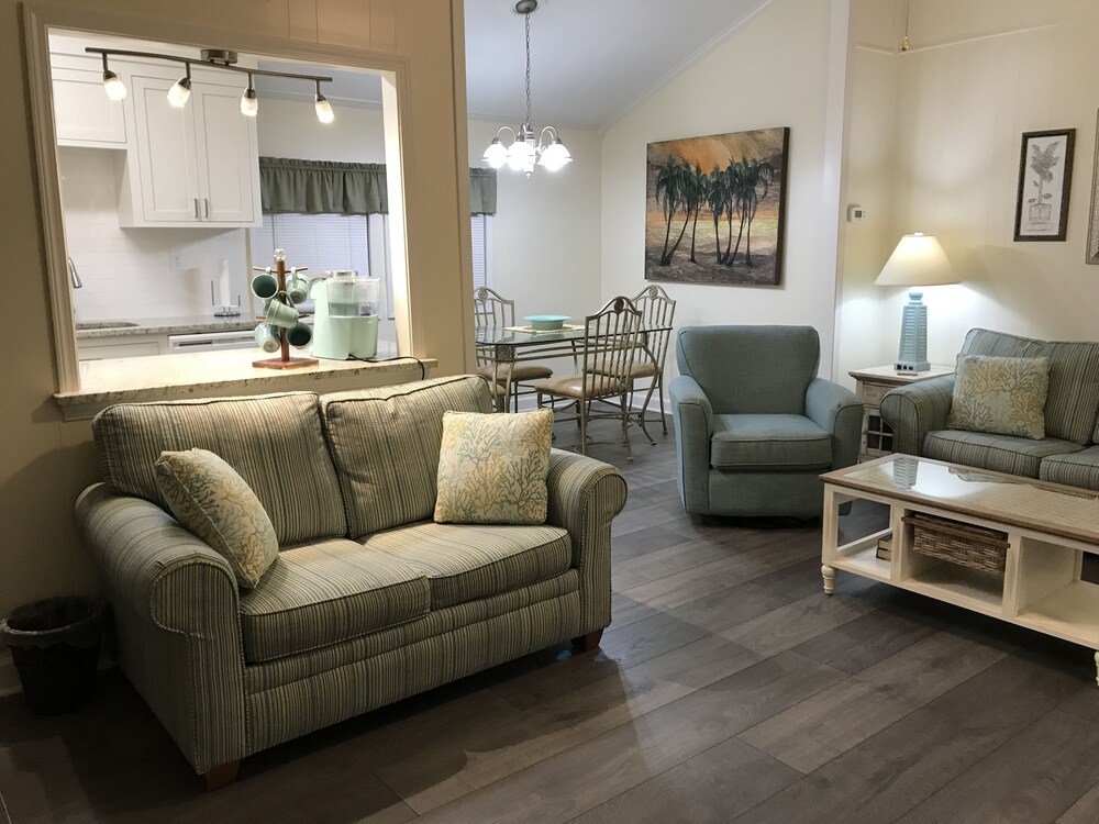 3 Bedroom plus convertible bed, 2 Bath, Pet Friendly, Sleeps 9