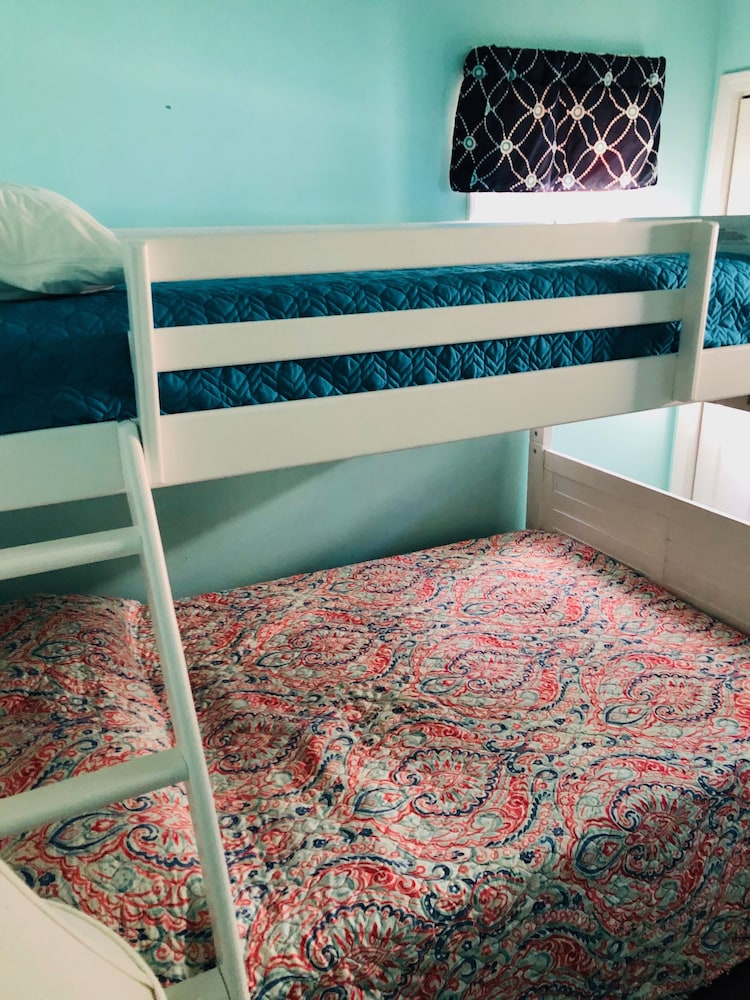 3 Bedroom plus convertible bed, 2 Bath, Pet Friendly, Sleeps 9