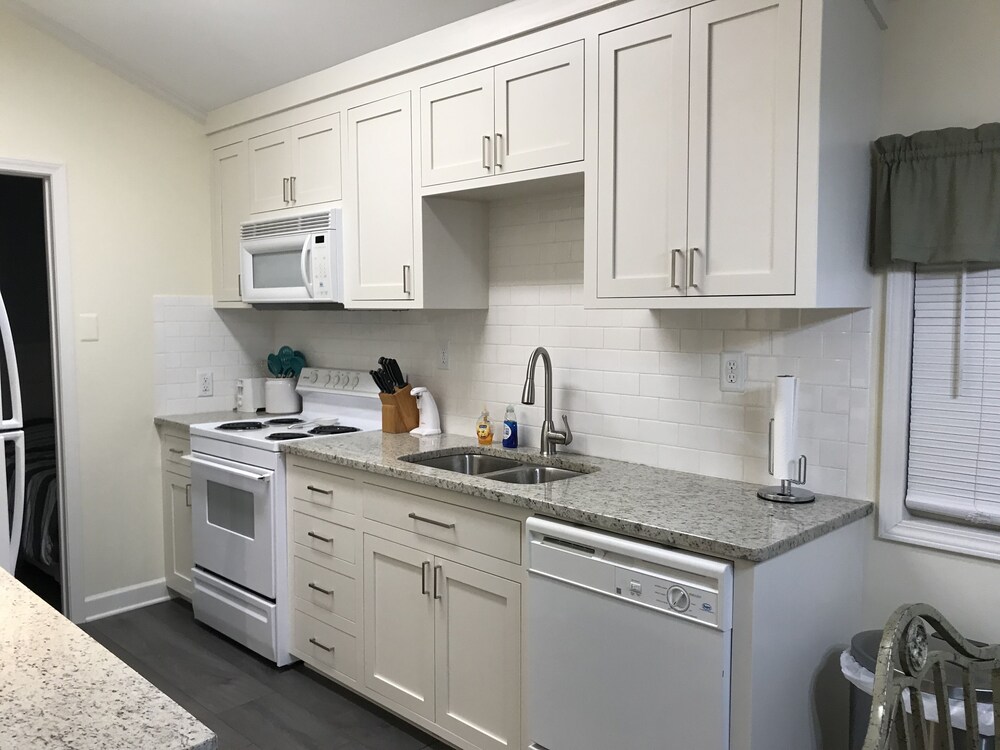 3 Bedroom plus convertible bed, 2 Bath, Pet Friendly, Sleeps 9