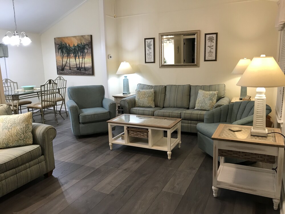 3 Bedroom plus convertible bed, 2 Bath, Pet Friendly, Sleeps 9