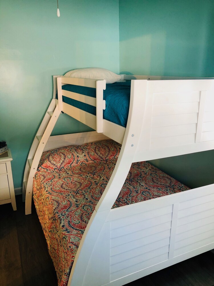 3 Bedroom plus convertible bed, 2 Bath, Pet Friendly, Sleeps 9