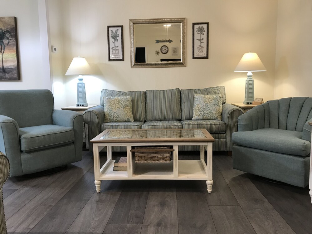 3 Bedroom plus convertible bed, 2 Bath, Pet Friendly, Sleeps 9