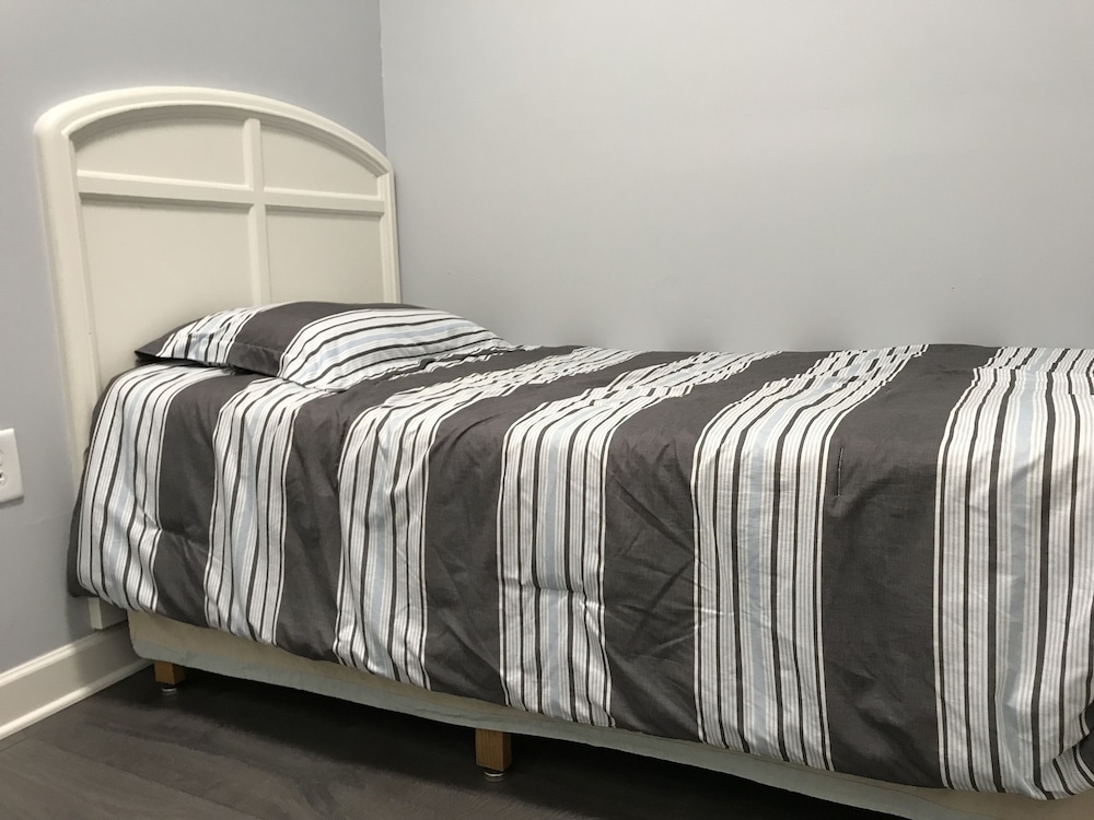 3 Bedroom plus convertible bed, 2 Bath, Pet Friendly, Sleeps 9