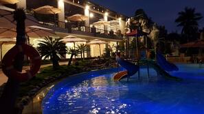 Outdoor pool, pool umbrellas, sun loungers