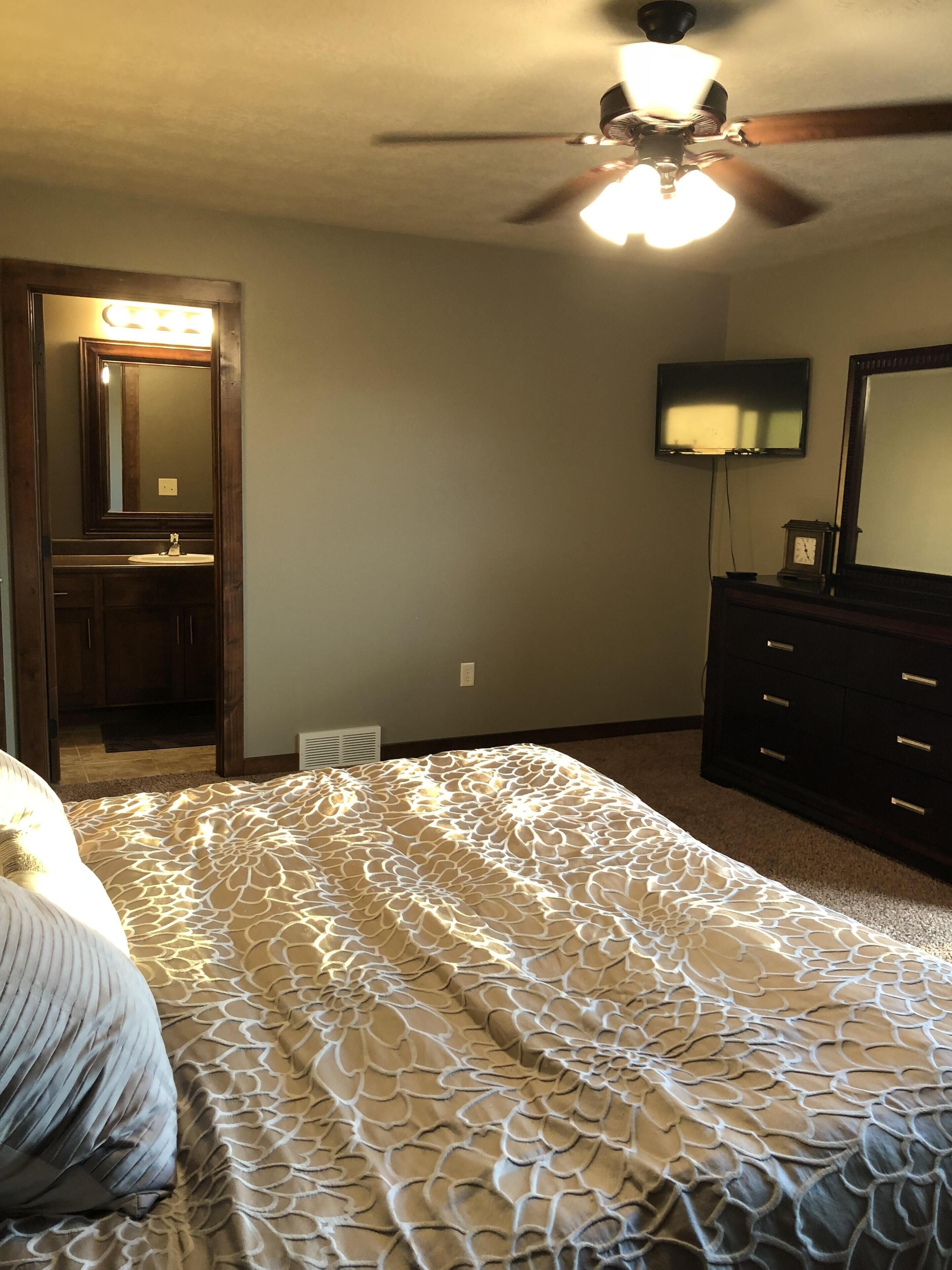 Okoboji Bridges Bay Cabin! Nice Backyard with pool in Arnolds Park, United States