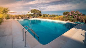 Una piscina al aire libre de temporada