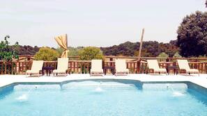 Una piscina al aire libre de temporada