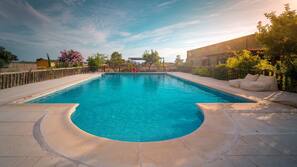 Una piscina al aire libre de temporada