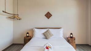 Premium bedding, iron/ironing board, linens