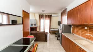 Fridge, oven, stovetop, coffee/tea maker