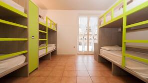 Schreibtisch, kostenpflichtige Babybetten, kostenloses WLAN