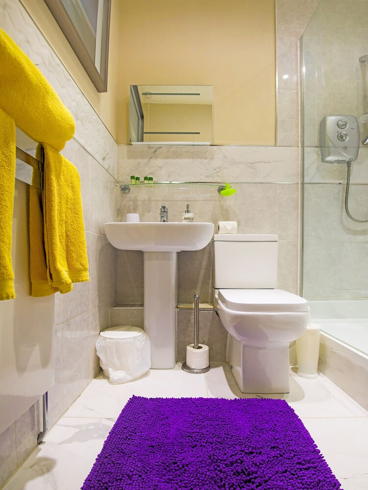 OYO Hotel MJ Kingsway