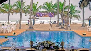 Bar en bord de piscine