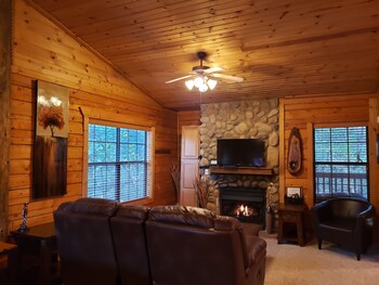 Romantic Log Cabin At Cabins Of Grand Mountain In Branson