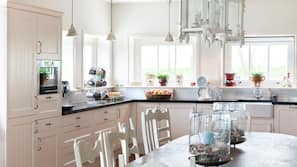Grand réfrigérateur, four, fourneau de cuisine, lave-vaisselle