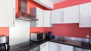 Full-sized fridge, microwave, oven, hob