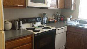 Frigorífico, microondas, horno y placa de cocina