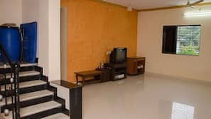 1 bedroom, desk
