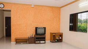 1 bedroom, desk