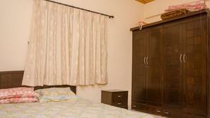 1 bedroom, desk