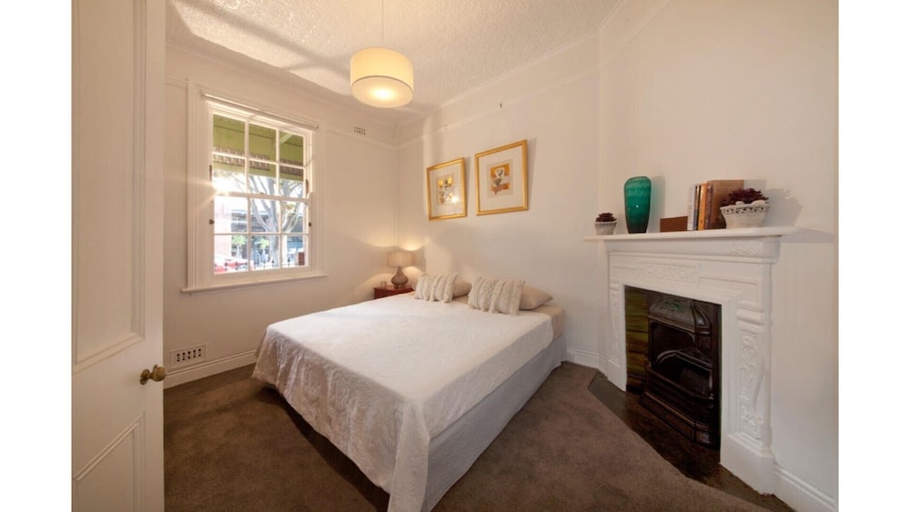 Entire House one Minutes Walk to the Harbour Bridge