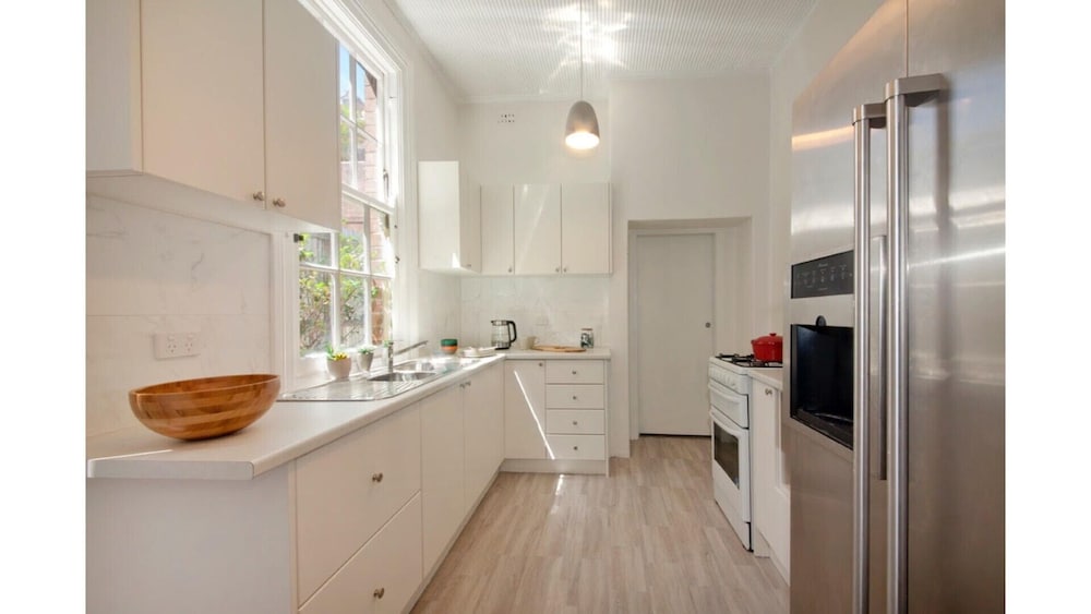 Entire House one Minutes Walk to the Harbour Bridge