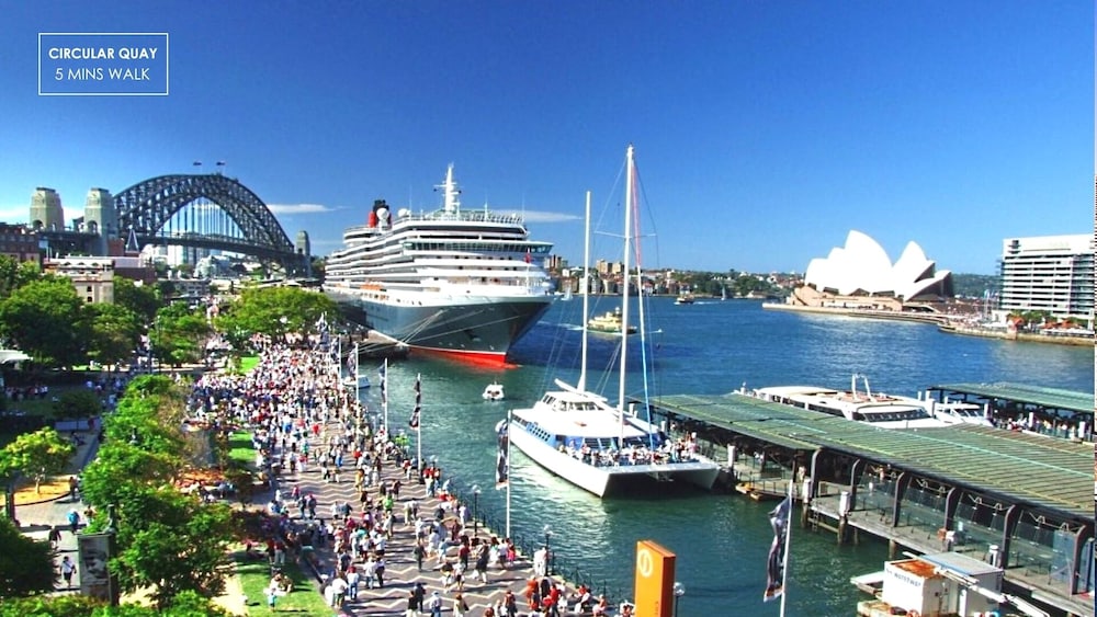 Entire House one Minutes Walk to the Harbour Bridge