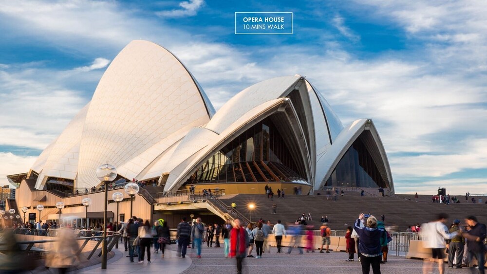 Entire House one Minutes Walk to the Harbour Bridge