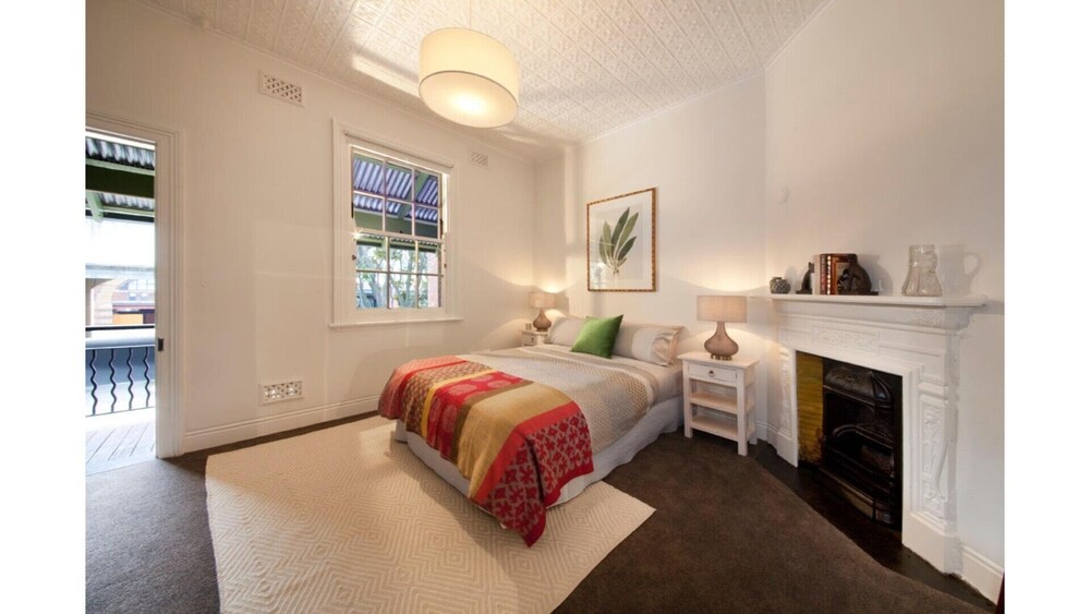 Entire House one Minutes Walk to the Harbour Bridge