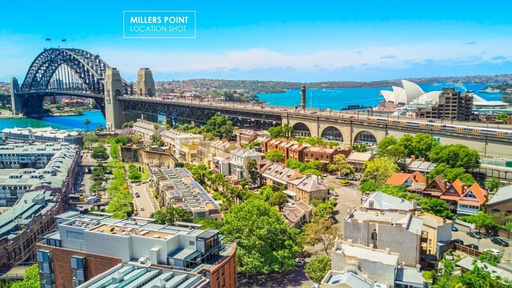 Entire House one Minutes Walk to the Harbour Bridge