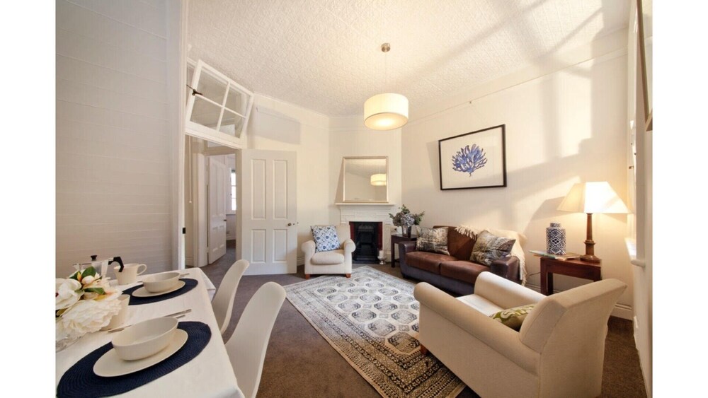 Entire House one Minutes Walk to the Harbour Bridge