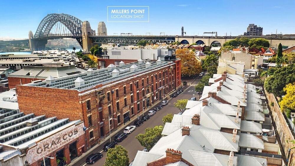Entire House one Minutes Walk to the Harbour Bridge