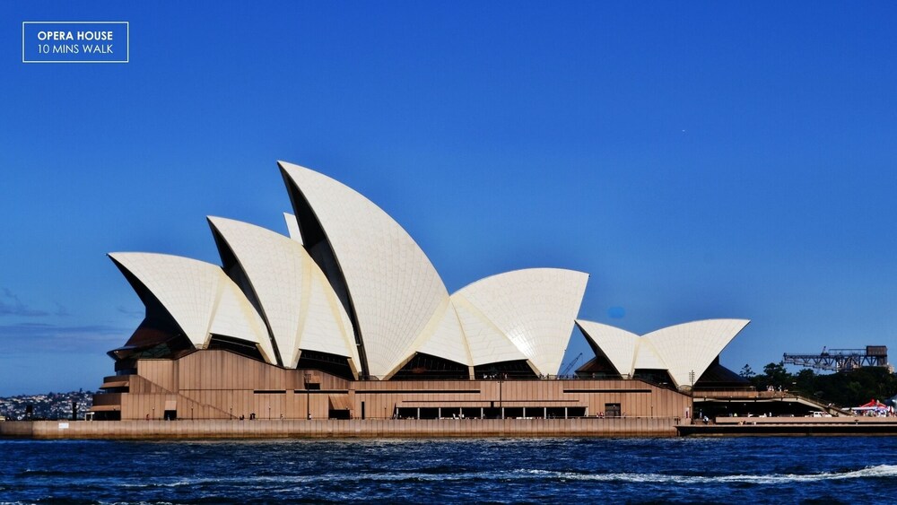 Entire House one Minutes Walk to the Harbour Bridge