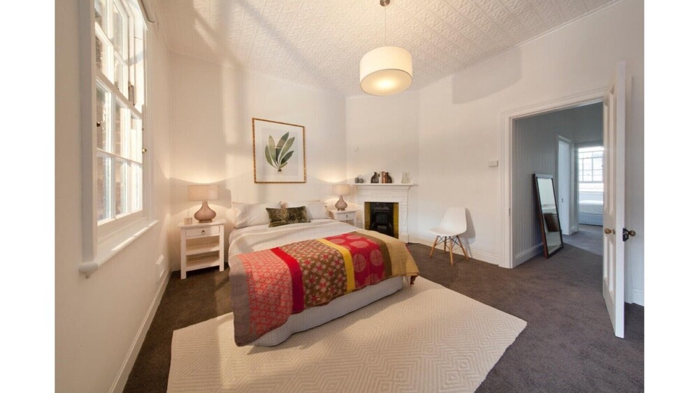 Entire House one Minutes Walk to the Harbour Bridge