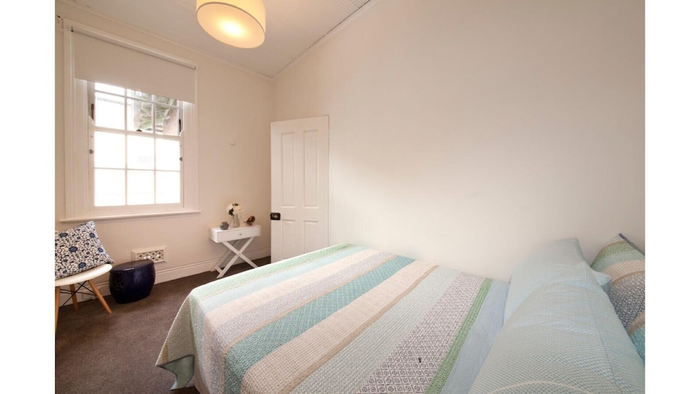 Entire House one Minutes Walk to the Harbour Bridge