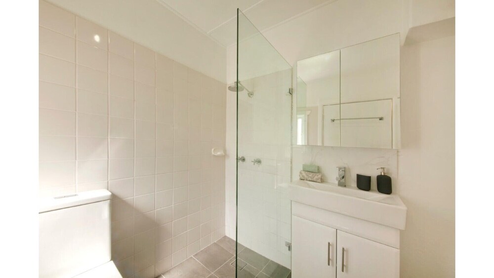 Entire House one Minutes Walk to the Harbour Bridge