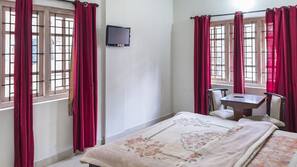 3 bedrooms, desk