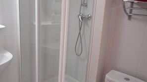 Douche, articles de toilette gratuits, sèche-cheveux