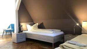Verdunkelungsvorhänge, kostenlose Babybetten, Bettwäsche