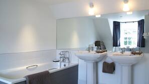 Combined shower/bathtub, free toiletries, hair dryer, towels