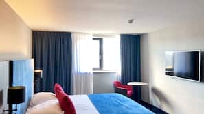 Een minibar, verduisterende gordijnen, gratis wifi, beddengoed