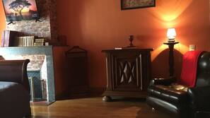 Escritorio, tabla de planchar con plancha, wifi gratis y ropa de cama