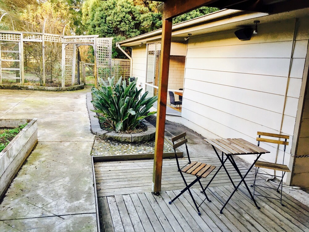 Romantic Lakeside Getaway with Spa Pet Friendly 20 OFF AU143