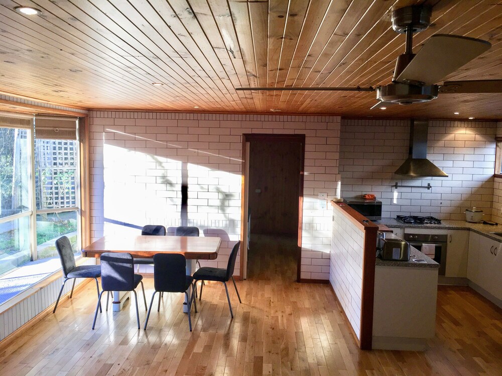 Romantic Lakeside Getaway with Spa Pet Friendly 20 OFF AU143